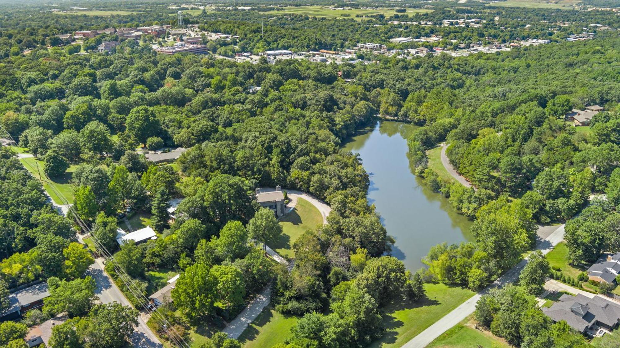 Villa Lucille-5 Min To Dt & Uofa-Serene Nature Views Fayetteville Exterior foto